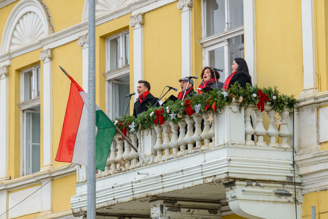 „A zene lelki táplálék” – Adventi erkélyzene Sepsiszentgyörgyön 