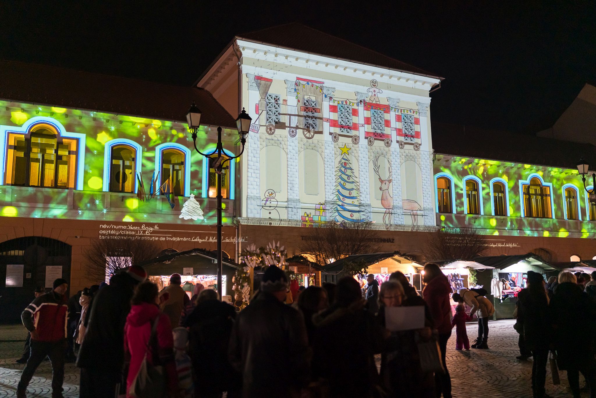 Rekordszámú részvétel a fényfestésen: közel 3 000 alkotást vetítenek ki a Tamási Áron Színház homlokzatára Rekordszámú részvétel a fényfestésen: közel 3 000 alkotást vetítenek ki a Tamási Áron Színház homlokzatára