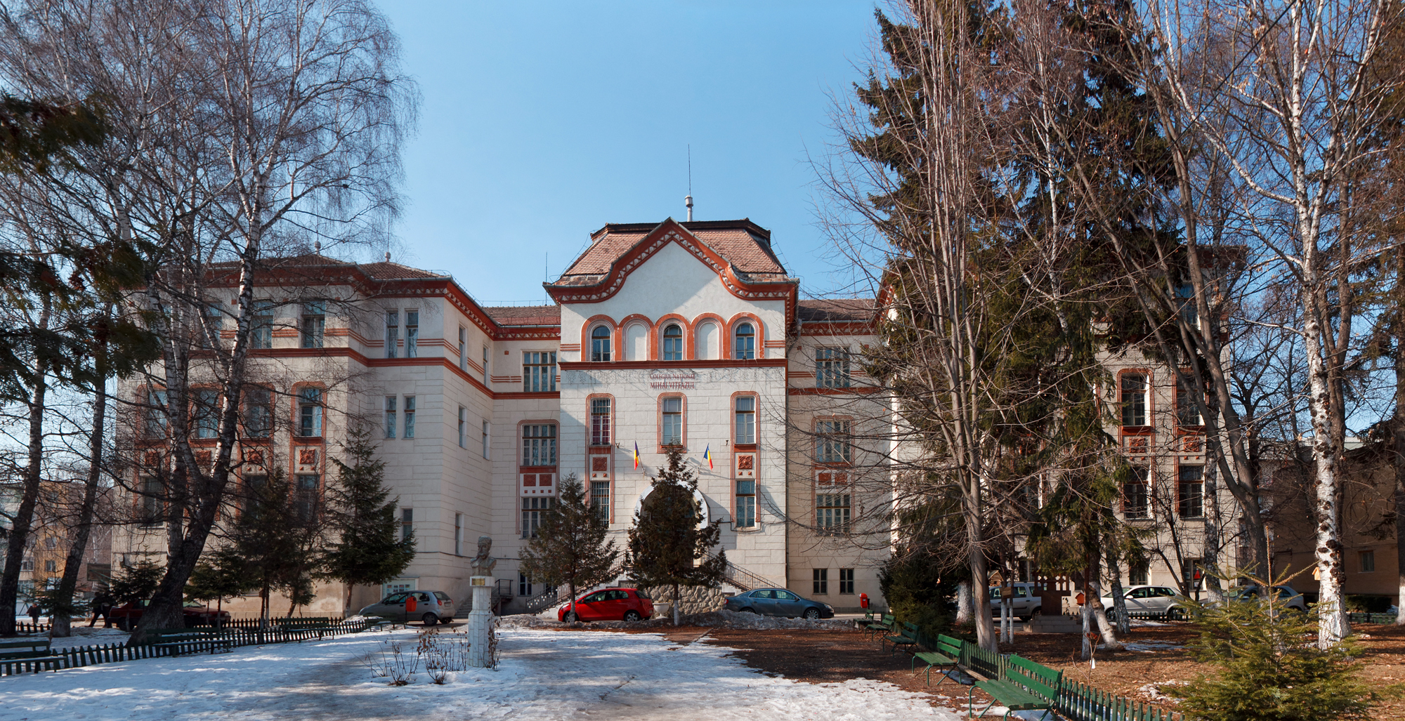 Az építészeti-környezeti minőség javítása és hőszigetelés a Mihai Viteazul Főgimnáziumban